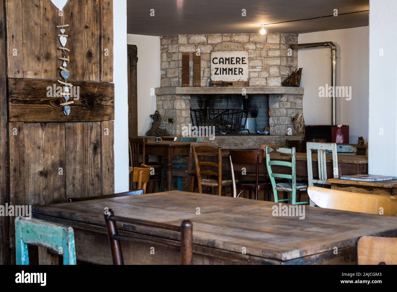 Italie, intérieur d'une trattoria traditionnelle Banque D'Images