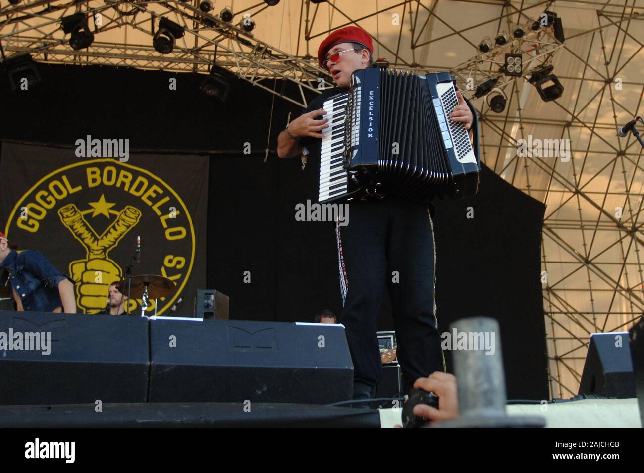 Milan Italie, 03e 02 septembre 2006, fête de la musique concerts live "Rock in Idro' à l'Idroscalo de Milan:l'accordéoniste du groupe Gogol Bordello, Yuri Lemeshev, pendant le concert Banque D'Images