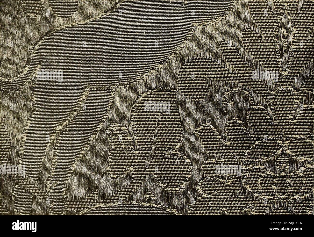 Textiles décoratifs ; un livre illustré sur les meubles, les revêtements de murs et sols, y compris les damas, velours et brocarts, tapisseries, Dentelles, broderies, chintzes, cretons, de tentures et de meubles passementerie, papiers peints, moquettes et tapis, estampé et cuirs lumineux . (1) rep satin de soie damassée (2). (3) Antique D damaskPlate WEAVESG-DAMASK2 et fondamentaux tisse aussi à la moderne français broche, qui est dérivé de broche, le wordthat désigne le fait de canette la tapisserie haute-warp loom.véritable dépend de la tapisserie pour ses chiffres sur les contrastes de coloredthreads, tout en damask Banque D'Images