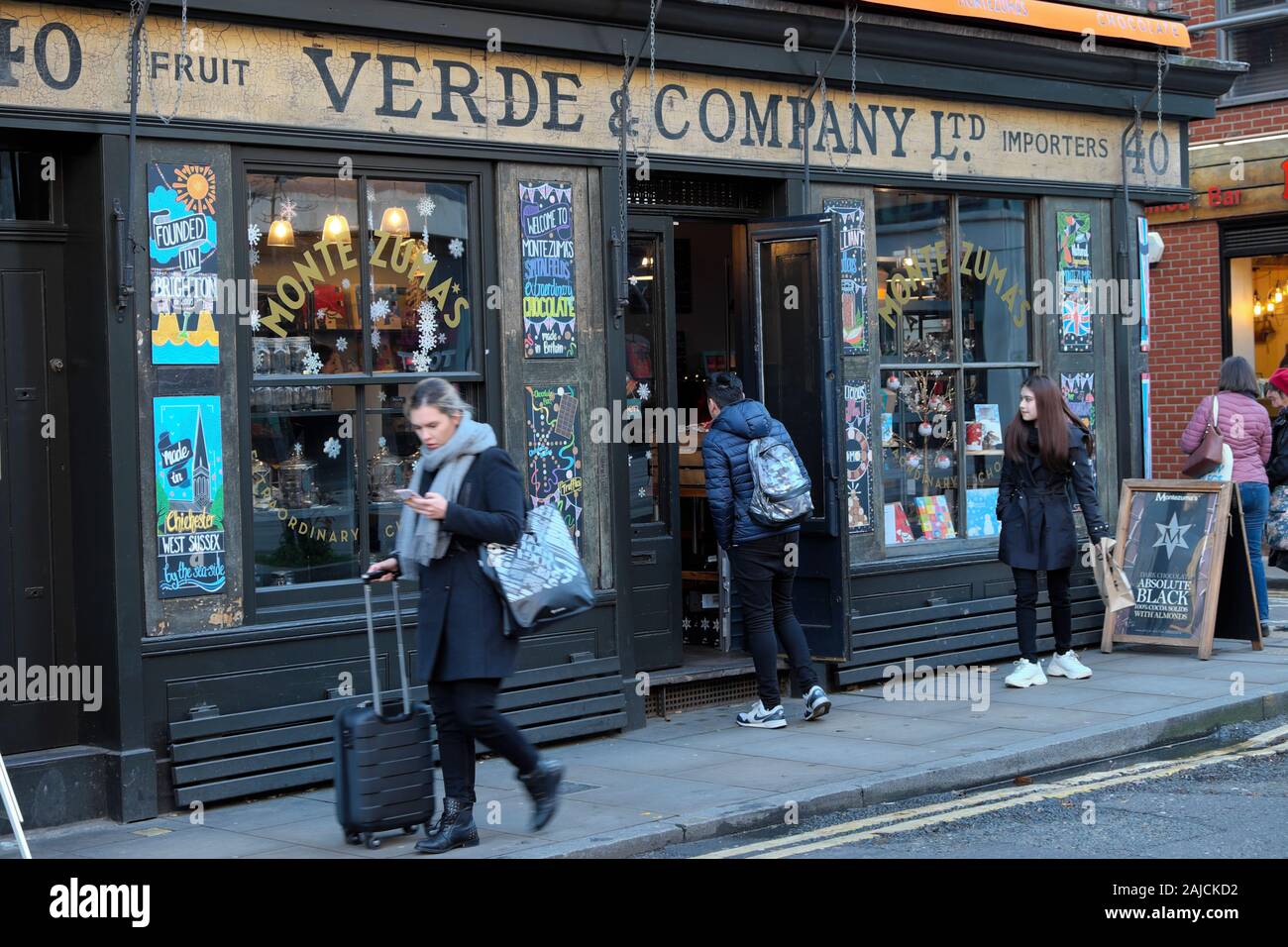 Vert & Company shop au moment de Noël & balades touristiques femme looking at mobile téléphone cellulaire avec une assurance à Spitalfields East London UK KATHY DEWITT Banque D'Images