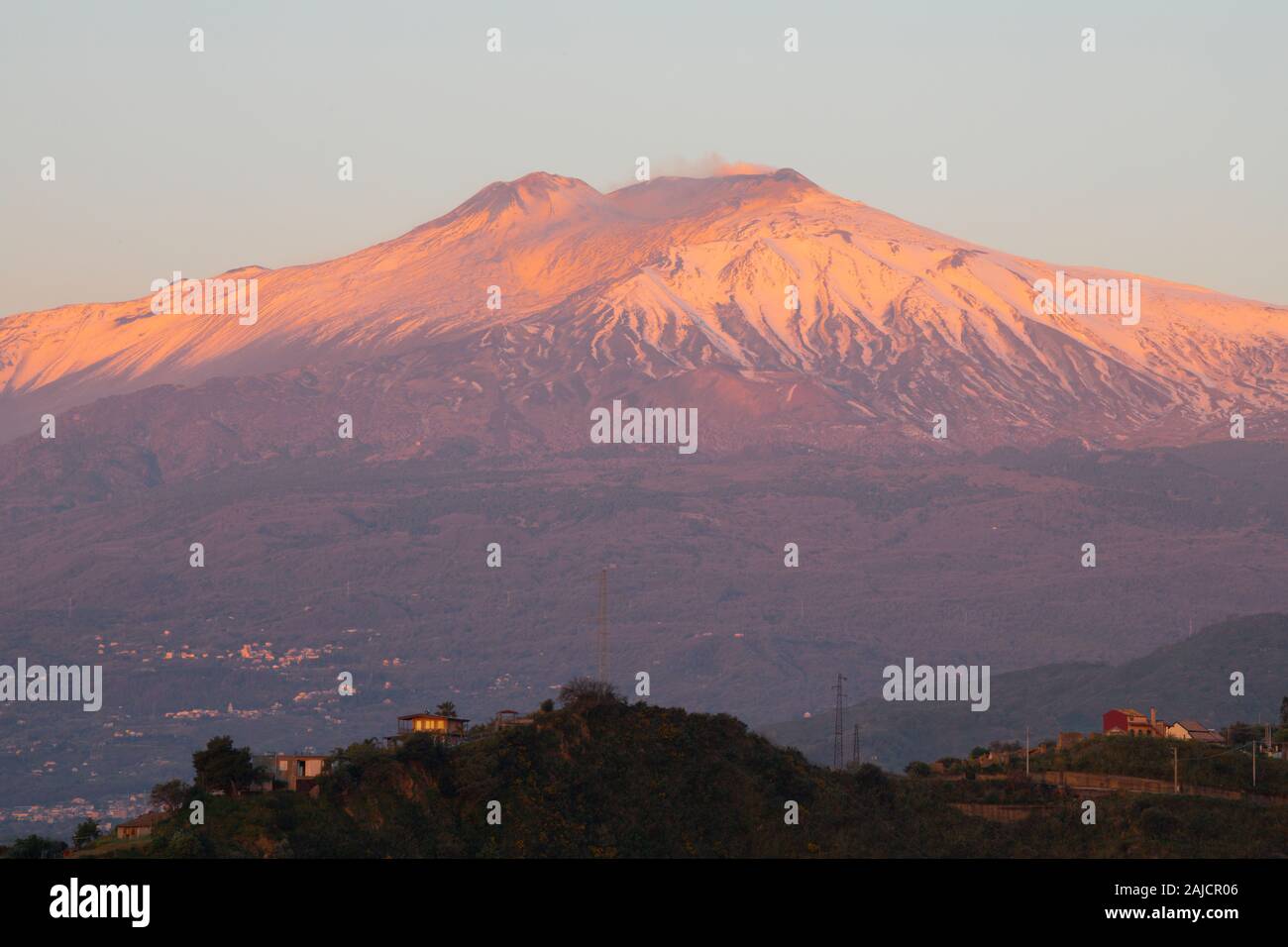Taormina - le Mt. Etna sur la Sicilienne dans la lumière du matin. Banque D'Images