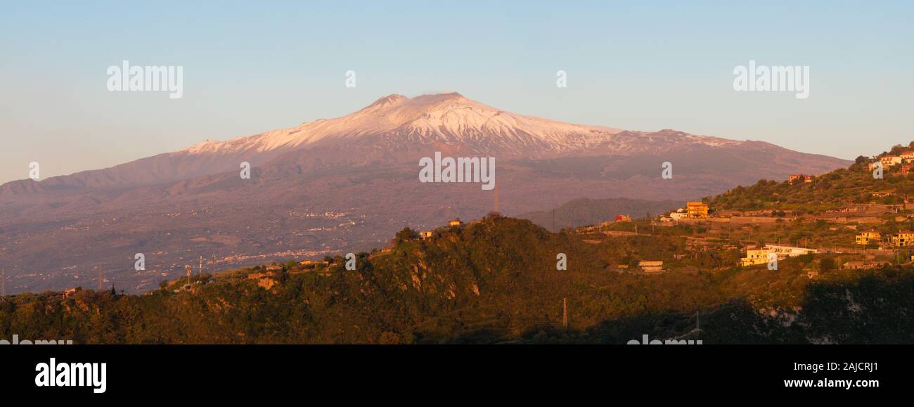 Taormina - le Mt. Etna sur la Sicilienne dans la lumière du matin. Banque D'Images