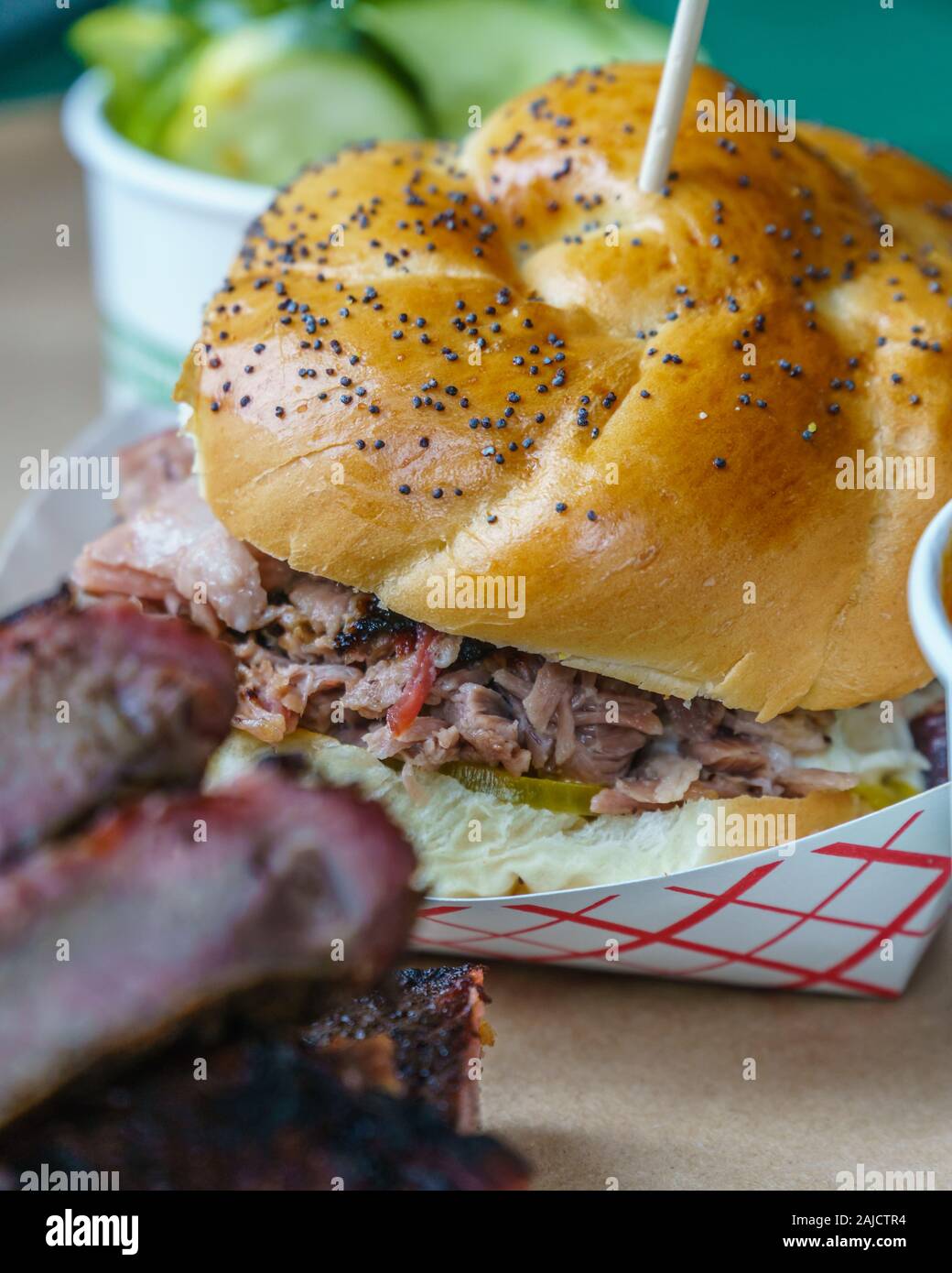 Vue rapprochée de repas barbecue du sud des États-Unis, y compris les côtes de porc, sandwich et barbecue les haricots. Banque D'Images