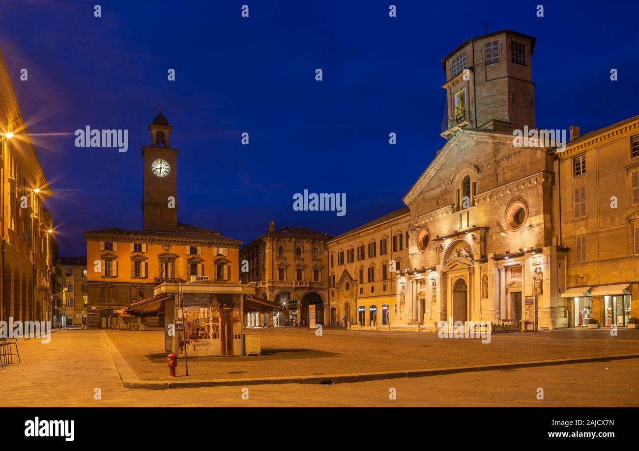 REGGIO EMILIA, ITALIE - 12 avril 2018 : La Piazza del Duomo au crépuscule. Banque D'Images