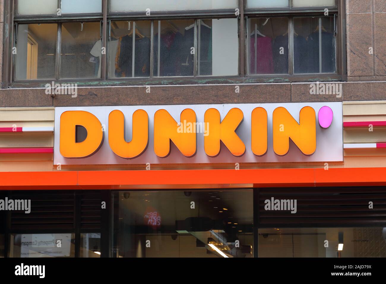 Un Dunkin' Donuts (logo) sur un magasin à New York, NY Banque D'Images