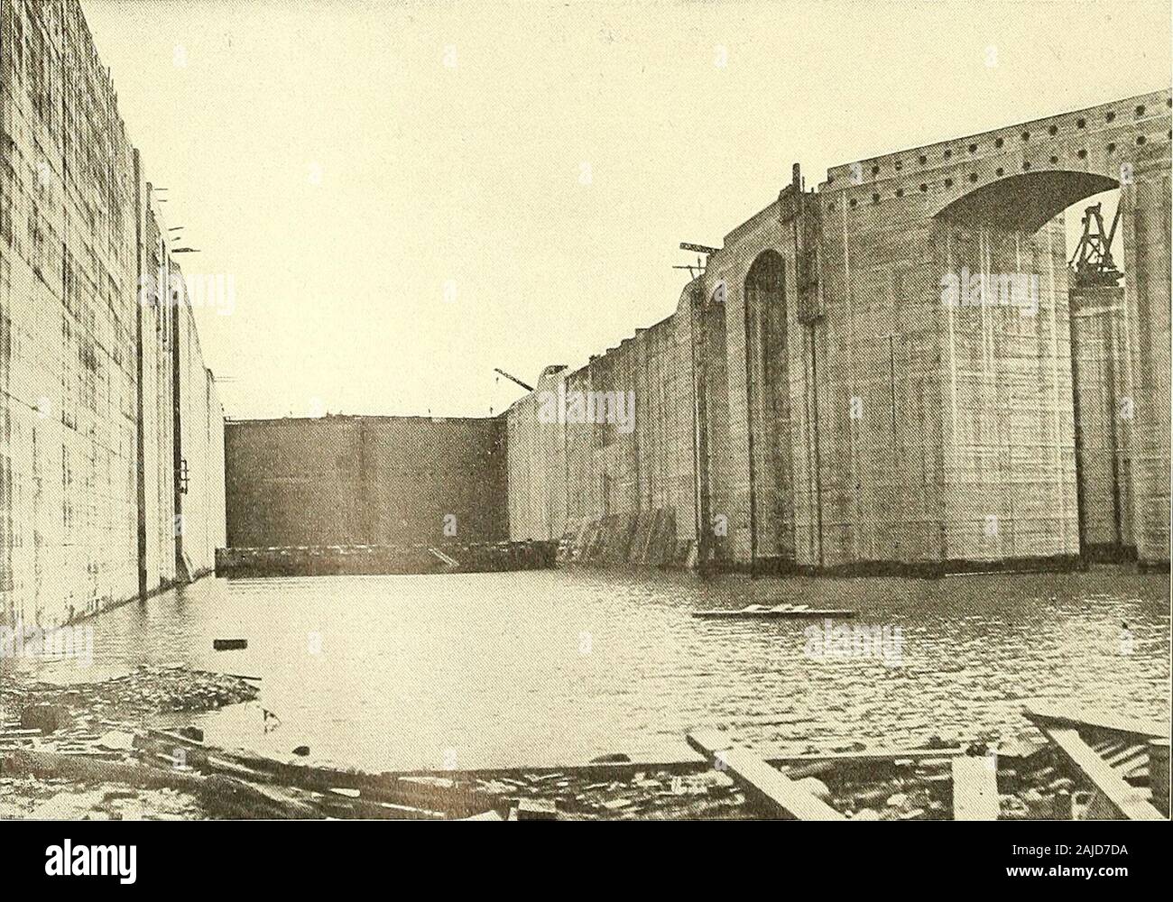 Le Panama et le canal de l'illustration et de prose .. . Otives-de nain par le pon-derous wallsbetwixt qu'ils pratiquaient, et ensemble de trains voitures loadeddump engloutie dans une chambre singlelock, on a une idée de l'ampleur de l'œuvre. Un trackfor une étendue de la grue downthe centre de la chambre et themonster grondait en arrière car-rying des tonnes de documents à leurs ap-fait destinations. Dans thewhole largeur du canal ci-dessous thelocks upheldby s porte-câbles, dispositifs de squelette monté sur l'acier de façon à ce que la paire d'entre eux, bien que séparés par 500 pieds, s'étendait sur ofspace b Banque D'Images