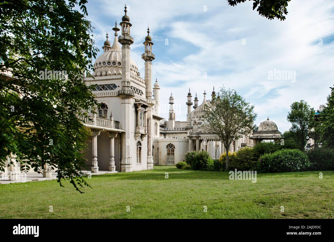 Brighton Palace Royal Pavilion et pelouse verte ouverte. Journée ensoleillée. Vue sur l'extérieur ouest du jardin, encadrée de verdure. Espace de copie. Banque D'Images