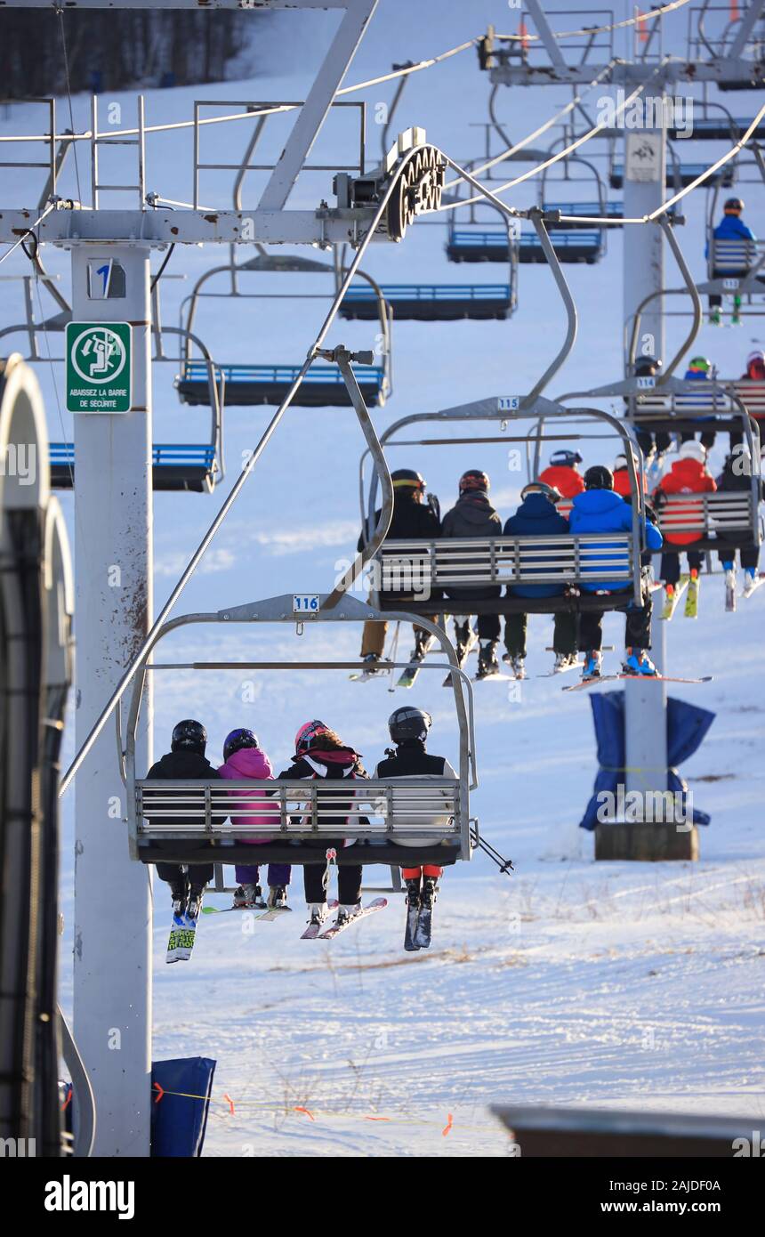 Skieurs sur la vie de ski du Mont Giroux. Station De Ski Mont Orford.Parc National Mont Orford.Orford.Québec.Canada Banque D'Images