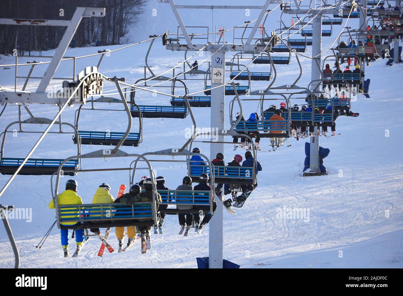 Skieurs sur la vie de ski du Mont Giroux. Station De Ski Mont Orford.Parc National Mont Orford.Orford.Québec.Canada Banque D'Images