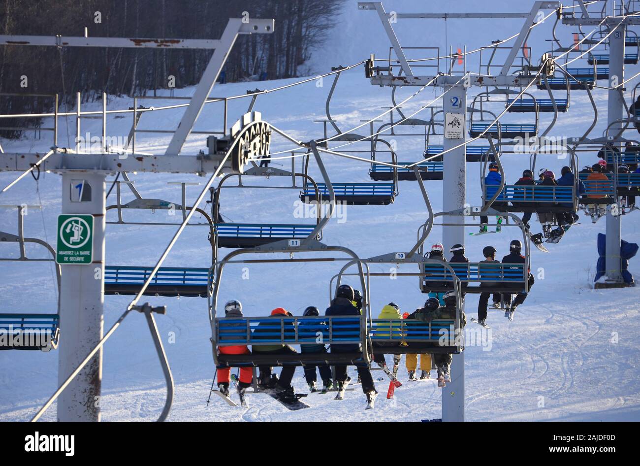 Skieurs sur la vie de ski du Mont Giroux. Station De Ski Mont Orford.Parc National Mont Orford.Orford.Québec.Canada Banque D'Images