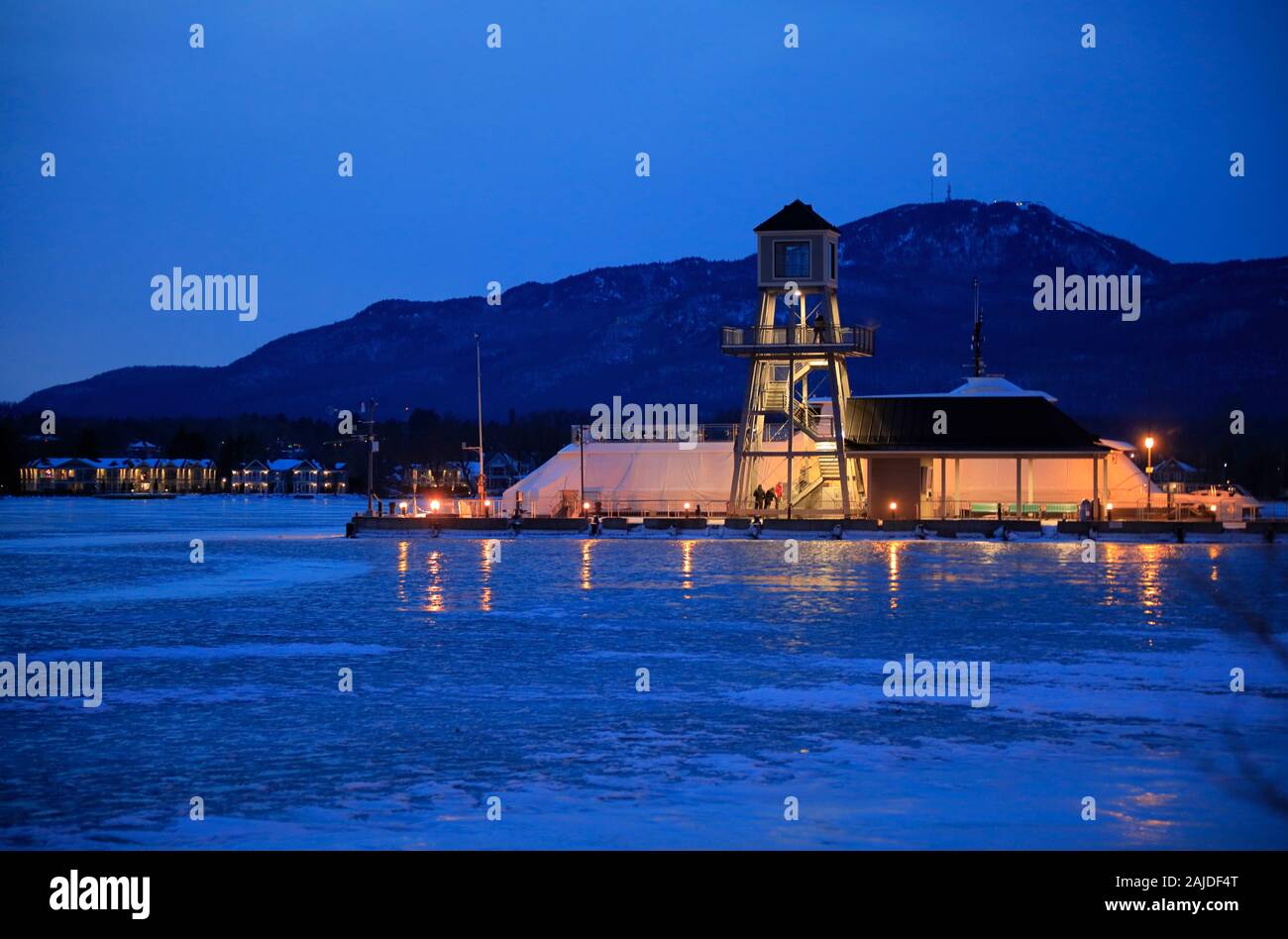 La vue nocturne de la tour de guet près du lac Memphremagog dans le parc Pointe-Merry. Magog.Canton De L'Est.Québec.Canada Banque D'Images