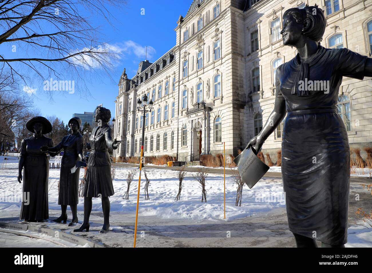 Le monument en hommage aux femmes en politique par le sculpteur Jules Lasalle rend hommage aux femmes qui ont joué un rôle important dans la promotion du droit des femmes à l'extérieur de l'édifice du Parlement de Québec.La ville de Québec. Québec.Canada Banque D'Images