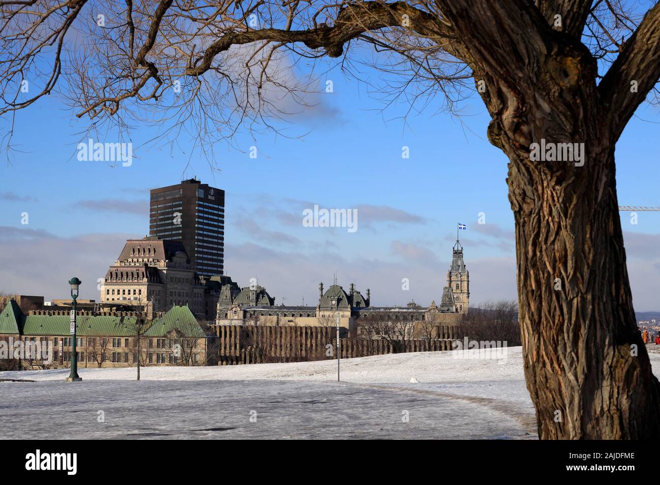 Plaines d'Abraham à Québec et Parlement bâtiment en arrière-plan dans une journée d'hiver en saison de vacances.La ville de Québec.quebec.Canada Banque D'Images