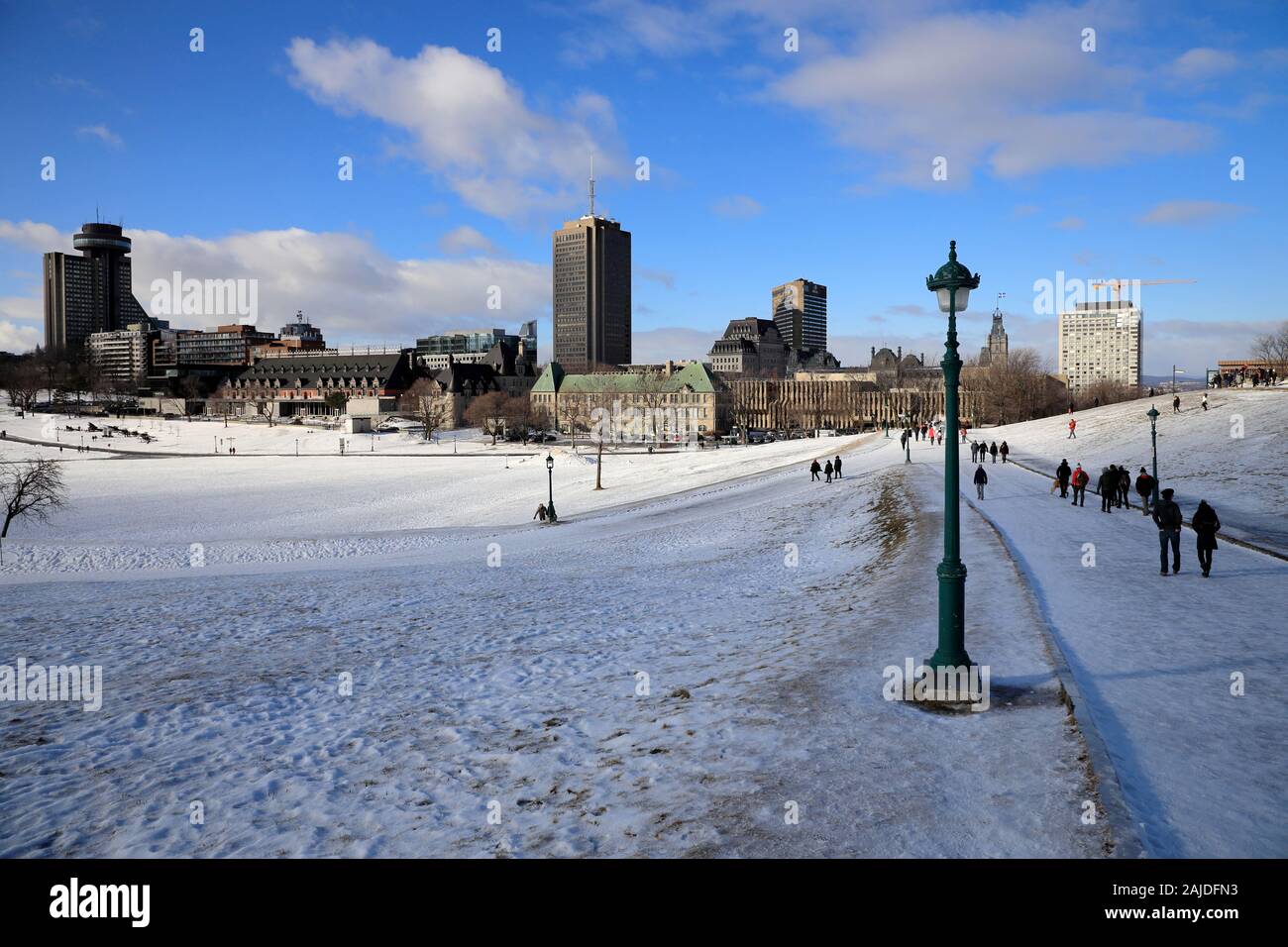 Plaines d'Abraham à Québec et Parlement bâtiment en arrière-plan dans une journée d'hiver en saison de vacances.La ville de Québec.quebec.Canada Banque D'Images