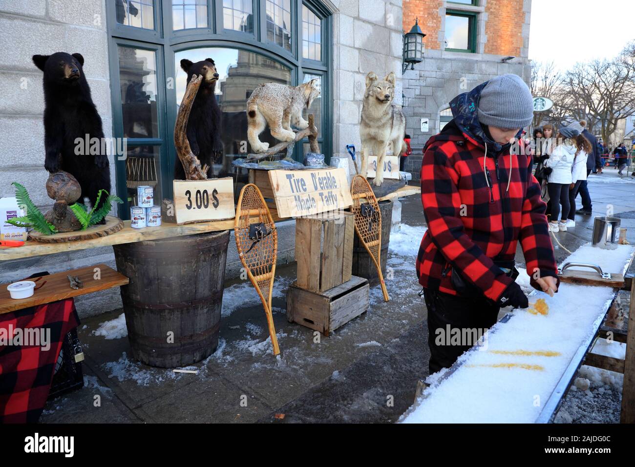 Les sections locales de faire de la tire d'érable sur la glace bonbons en vente sur la rue de la ville de Québec. Le Québec. Canada Banque D'Images