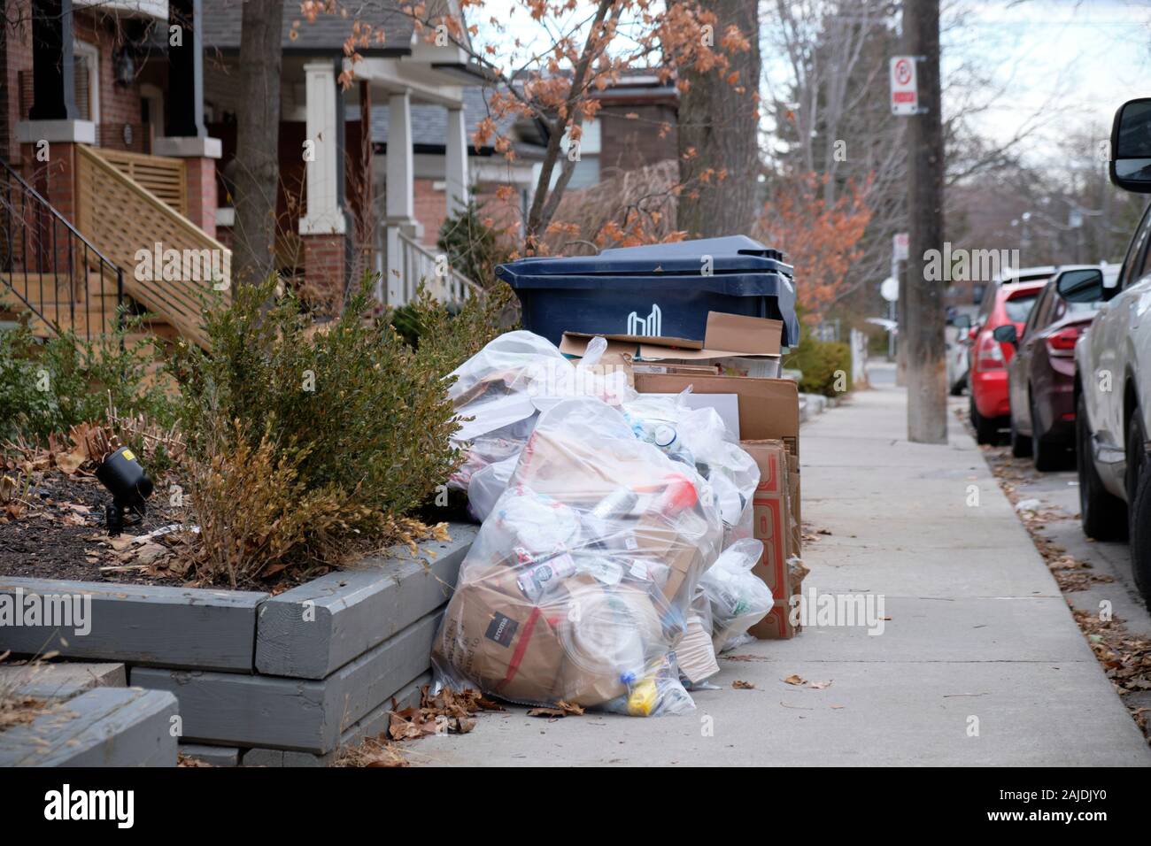 D'autres sacs de recyclage des déchets, à côté de la ville de Toronto sur bac de recyclage suivant trottoir vacances de Noël Banque D'Images