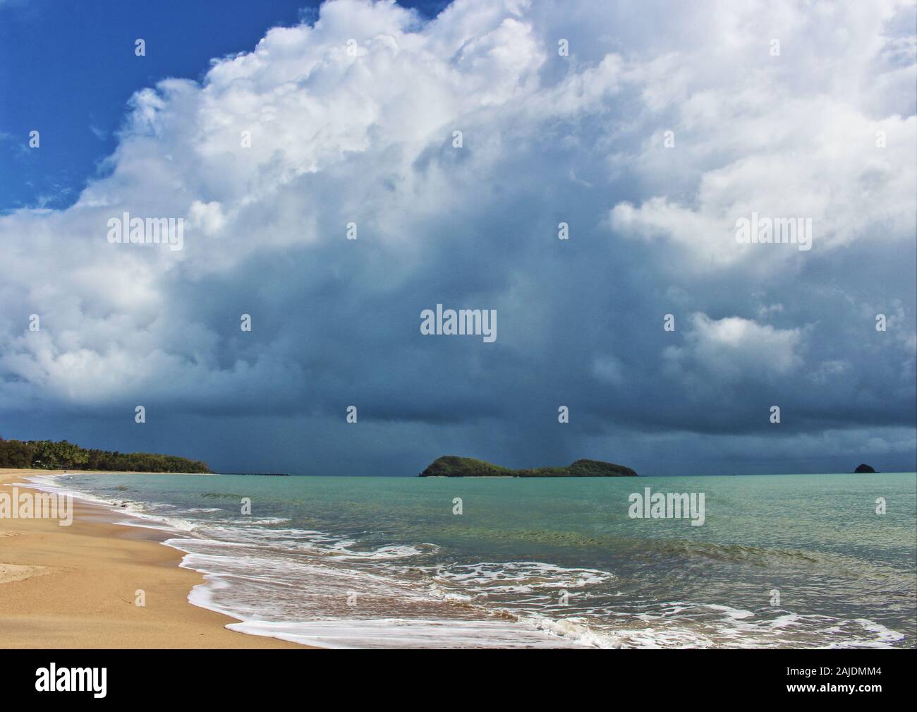 Beaucoup de nuages et d'une averse de Double Island dans l'aspect du nord à Palm Cove de Clifton Beach à Cairns Queensland Australie Banque D'Images