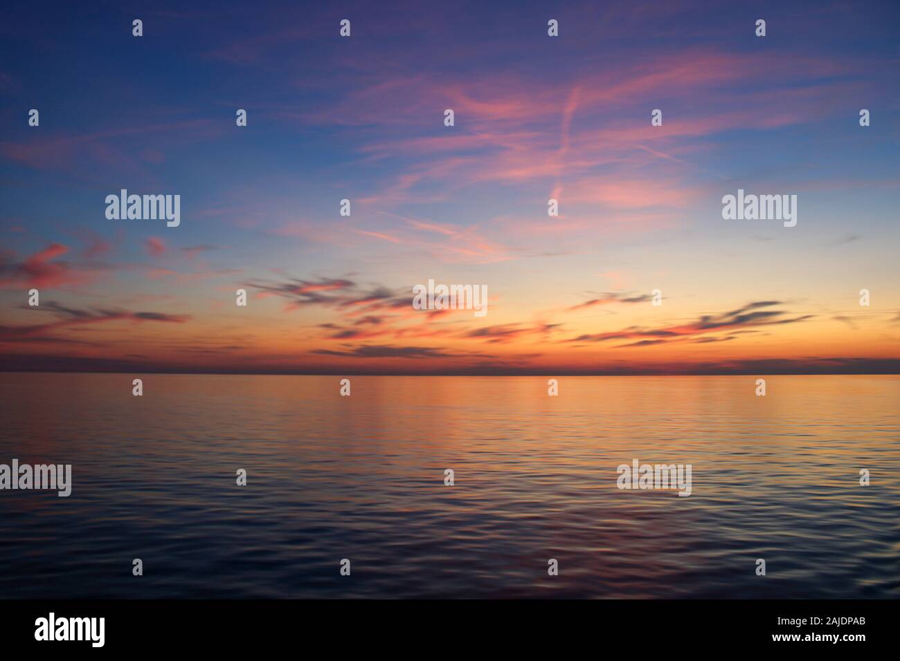 Les rayons du crépuscule des éparpillements sur les nuages après le coucher du soleil, au-dessus de la mer Adriatique (Méditerranée) Banque D'Images