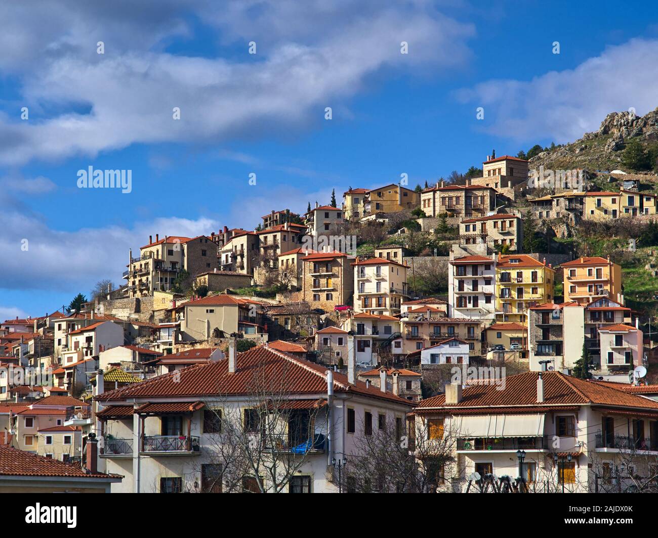 Arachova / Grèce - 28 décembre 2019 : Maisons de Village sous ciel bleu avec des nuages. Arahova paysage urbain. Banque D'Images