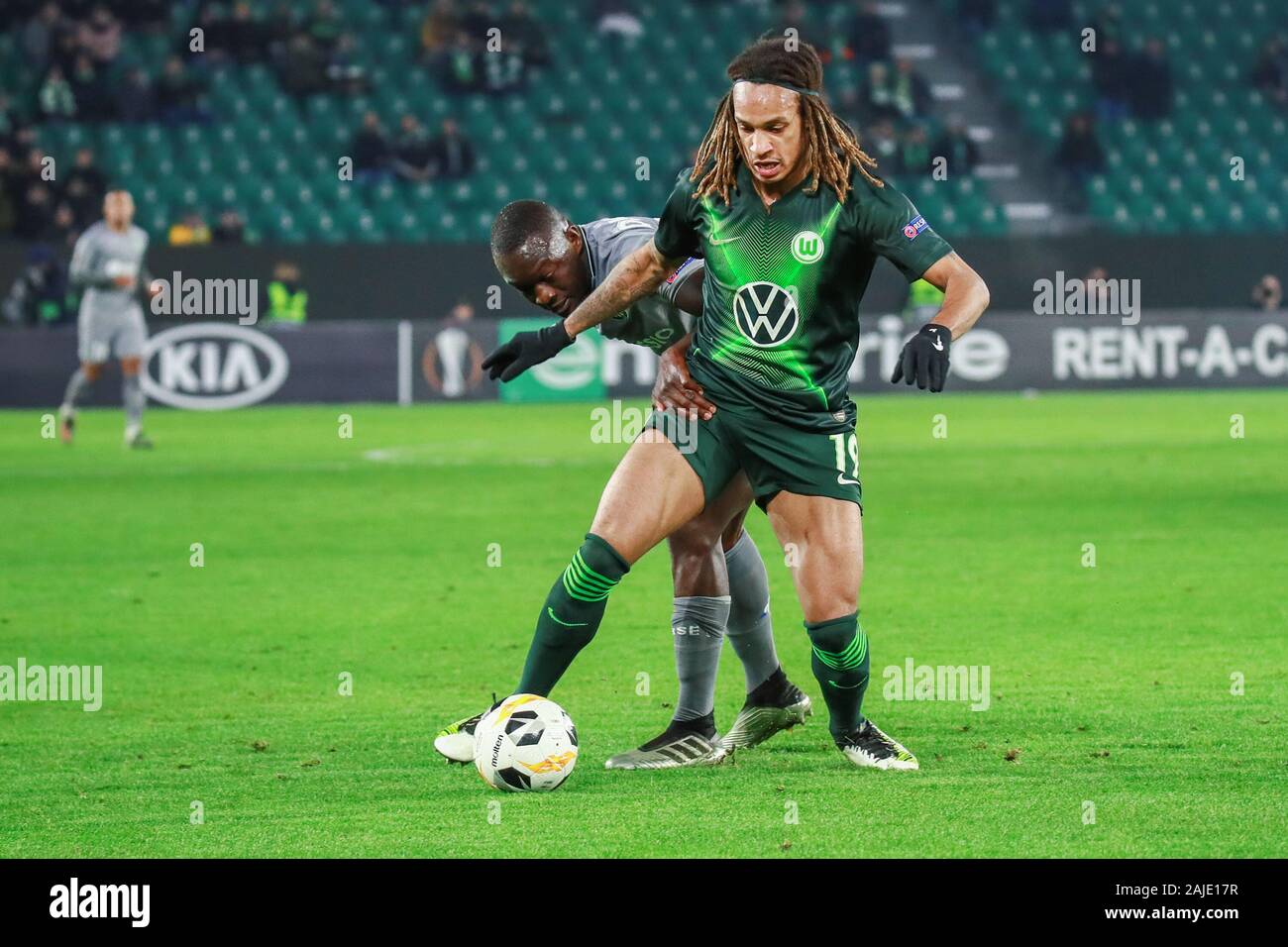 Wolfsburg, Allemagne, le 12 décembre 2019 : football player Kevin Mbabu du VfL Wolfsburg en action au cours de l'UEFA Europa League Banque D'Images
