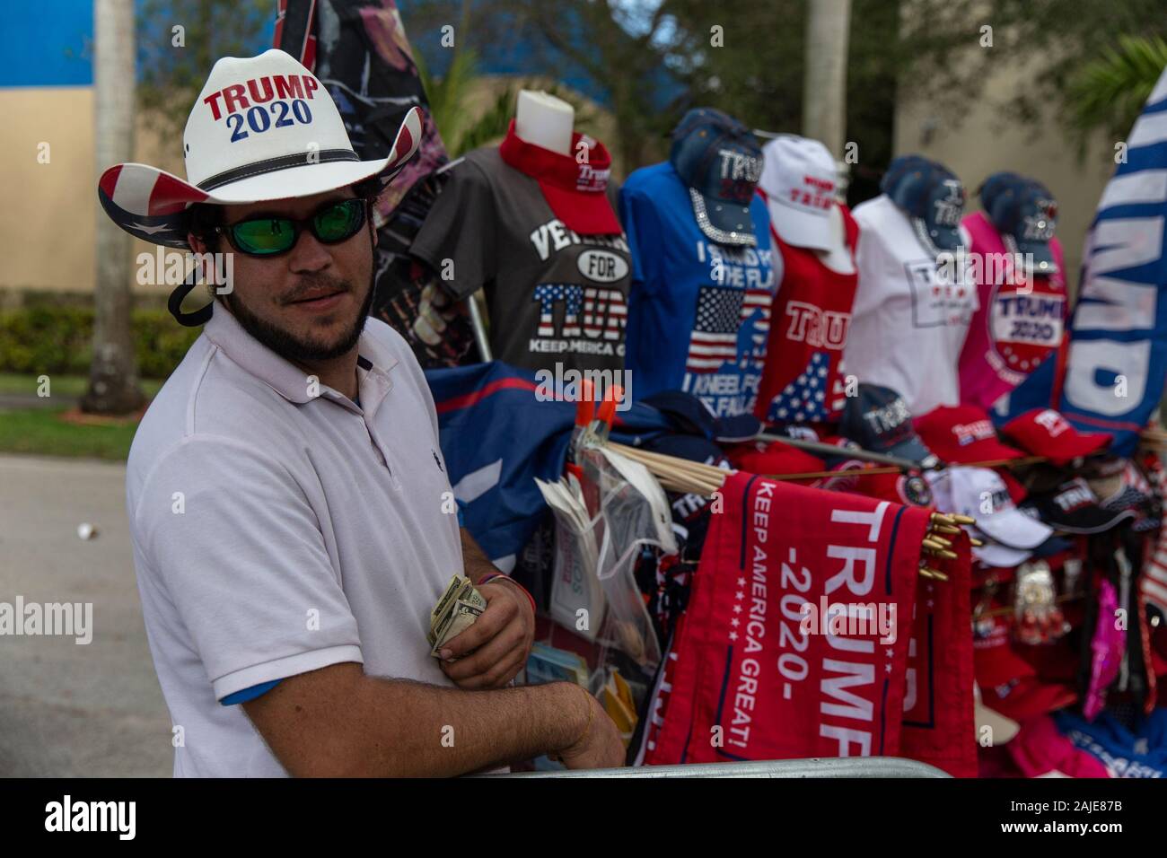 Miami, États-Unis. 06Th Jan, 2020. Partisan d'Atout Franklin Hughes vend des marchandises à l'extérieur de l'Atout pro El Rey Jésus.Le Président Donald Trump détient un atout pour les évangéliques' rassemblement à l'El Rey Jésus megachurch à South Miami pour montrer son soutien parmi sa base évangélique dans le swing clés État de Floride. Credit : SOPA/Alamy Images Limited Live News Banque D'Images Miami, États-Unis. 06Th Jan, 2020. Partisan d'Atout Franklin Hughes vend des marchandises à l'extérieur de l'Atout pro El Rey Jésus.Le Président Donald Trump détient un atout pour les évangéliques' rassemblement à l'El Rey Jésus megachurch à South Miami pour montrer son soutien parmi sa base évangélique dans le swing clés État de Floride. Credit : SOPA/Alamy Images Limited Live News Banque D'Images