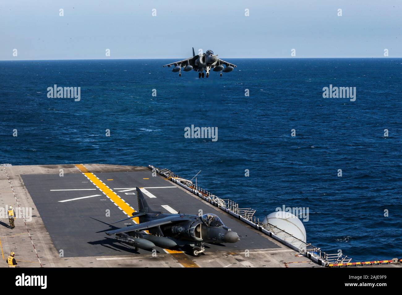 191412-M-KE756- de l'OCÉAN ATLANTIQUE (déc. 14, 2019) U.S. Marine Corps AV-8B Harrier avec Marine à rotors basculants Support Squadron (VMM) 365 (renforcée), 26e Marine Expeditionary Unit, arriver à bord du navire d'assaut amphibie USS Bataan (DG 5) pour un déploiement dans l'Océan Atlantique le 14 décembre 2019. Le Bataan est opérant dans l'océan Atlantique à l'appui des opérations navales pour maintenir la stabilité et de la sécurité maritime afin d'assurer l'accès, décourager l'agression et la défense de pays alliés et partenaires, aux États-Unis d'intérêts. (U.S. Marine Corps photo par le Cpl. Tanner Seims) Banque D'Images