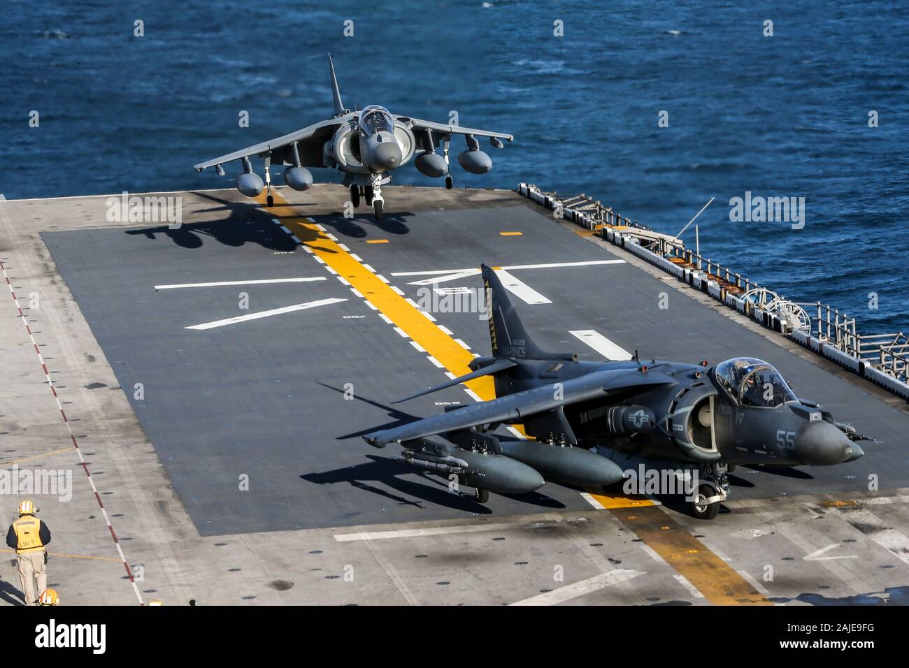 191412-M-KE756- de l'OCÉAN ATLANTIQUE (déc. 14, 2019) U.S. Marine Corps AV-8B Harrier avec Marine à rotors basculants Support Squadron (VMM) 365 (renforcée), 26e Marine Expeditionary Unit, arriver à bord du navire d'assaut amphibie USS Bataan (DG 5) pour un déploiement dans l'Océan Atlantique le 14 décembre 2019. Le Bataan est opérant dans l'océan Atlantique à l'appui des opérations navales pour maintenir la stabilité et de la sécurité maritime afin d'assurer l'accès, décourager l'agression et la défense de pays alliés et partenaires, aux États-Unis d'intérêts. (U.S. Marine Corps photo par le Cpl. Tanner Seims) Banque D'Images