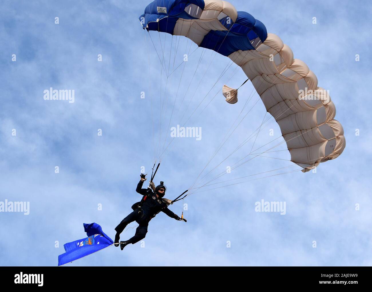 L'US Air Force un membre de l'Équipe de parachutisme parachutes pendant la partie de football Bol Arizona à Tucson, Arizona le 31 décembre 2019. Membres de l'équipe sont descendus vers le bas avec un service militaire drapeau, drapeau américain ou le drapeau POW/MIA au début du jeu. (U.S. Photo de l'Armée de l'air par le sergent. Sergio A. Gamboa) Banque D'Images L'US Air Force un membre de l'Équipe de parachutisme parachutes pendant la partie de football Bol Arizona à Tucson, Arizona le 31 décembre 2019. Membres de l'équipe sont descendus vers le bas avec un service militaire drapeau, drapeau américain ou le drapeau POW/MIA au début du jeu. (U.S. Photo de l'Armée de l'air par le sergent. Sergio A. Gamboa) Banque D'Images