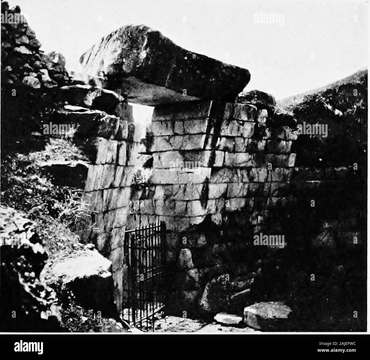 Mer Égée ; archaeeology archaeeology introduction à la Grèce de l'époque préhistorique . k ^. 1 ^^^^^^ ? :. /Vi,./",-. // RSOIATA rRETK. ff.. DllilKU I. UNE o|- [HF. liiI, SKROL29 (IKCIIO.MEXOS l)iH>K 111- rilK TKEAsrK MlNVS o|- LES FOUILLES 17 plus haute importance à notre connaissance. À ces weshall bientôt. Presque en même temps que Schliemanns prcservation-exca de Mycènes, un tombeau o£ autre type a été dés-couverts à Spata en Attique. C'était un graveof rock-cut plusieurs chambres, approché par un passage incliné,correspondant à l'dromos d'une ruche tombeau. Dans ce tombeau, qui avait été rayé, nous Banque D'Images