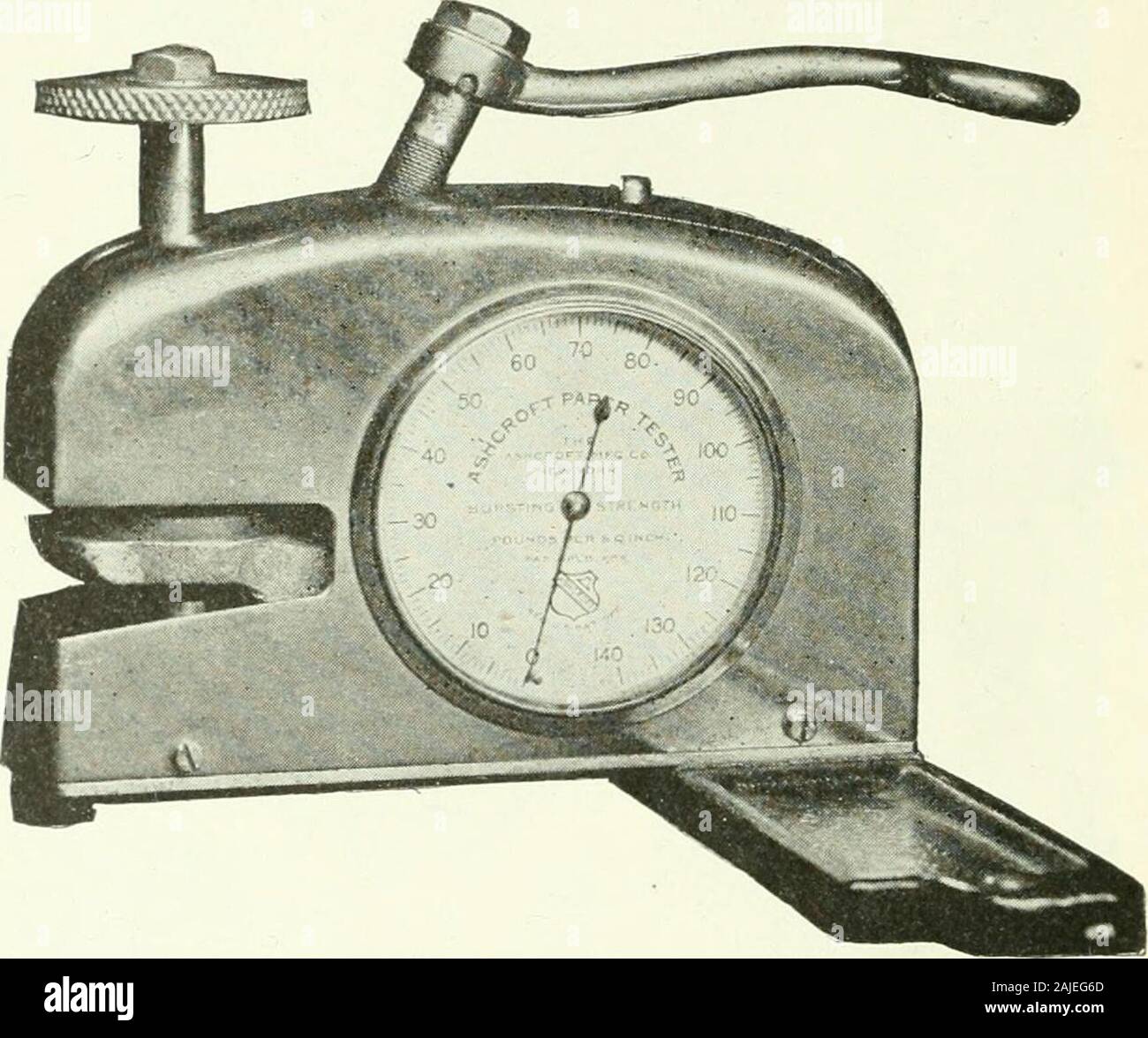 Chimie des pâtes et de la fabrication du papier . Fig. 52. District de Columbia P.aper 4o6 Testeur TEST Papier type, dans lequel le papier est bloqué contre un diaphragme de caoutchouc,par laquelle la pression est à appHed thepaper une zone circulaire de mesurer un pouce carré. Testeur de Mullen, fig. 51,et le District de Columbia, testeur papier Fig. 52, sont de type hydraulique. Le deuxième type de résistance à l'éclatement de l'apparatusis à ressort poussoir en métal design, dans lequel thepaper est serré entre les bagues annulaires, à travers lequel un springoperated plongeur est forcée. Le testeur d'Ashcroft, fig. 53, est la seule o Banque D'Images