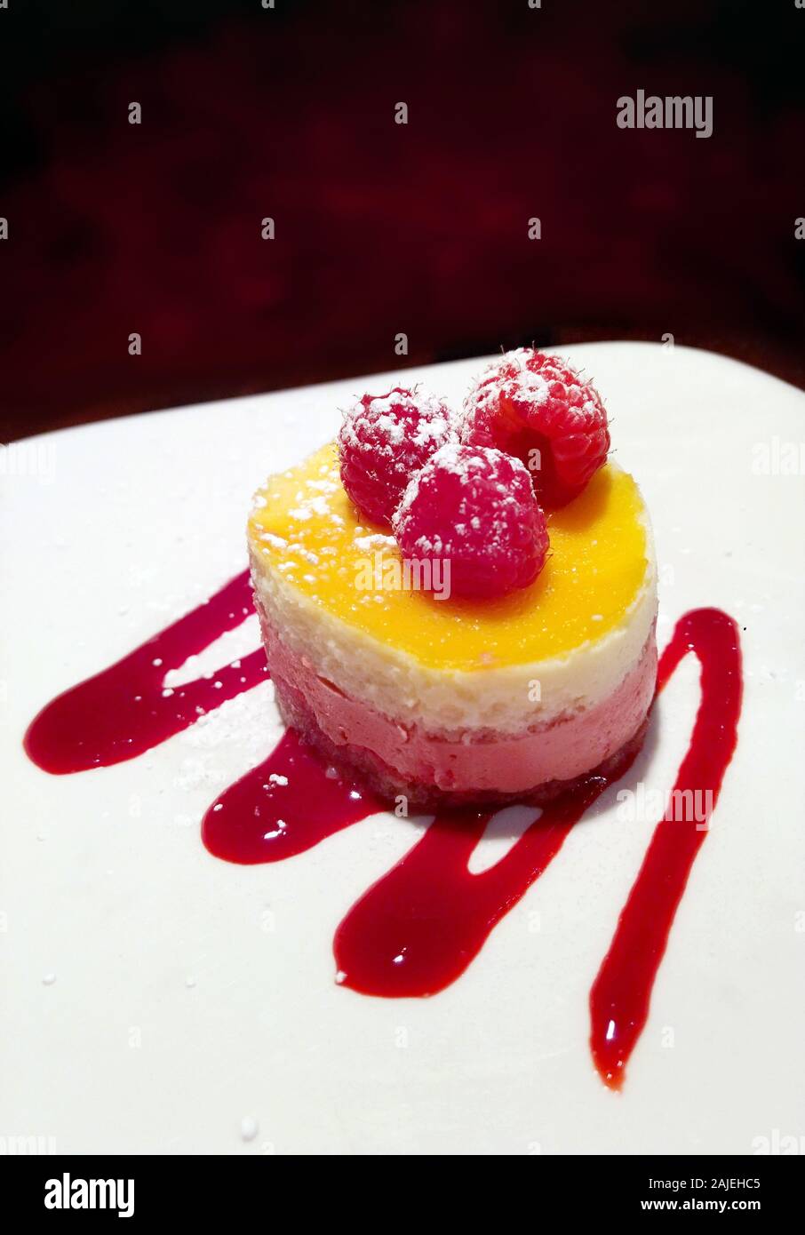Un Cremeux Cool Fruits Triple Couche Creme Dessert A Mousse Aux Framboises Fruits De La Passion Framboises Fraiches Et Coulis De Framboises Photo Stock Alamy Un Cremeux Cool Fruits Triple Couche Creme Dessert A Mousse Aux Framboises Fruits De La Passion Framboises Fraiches Et Coulis De Framboises Photo Stock Alamy