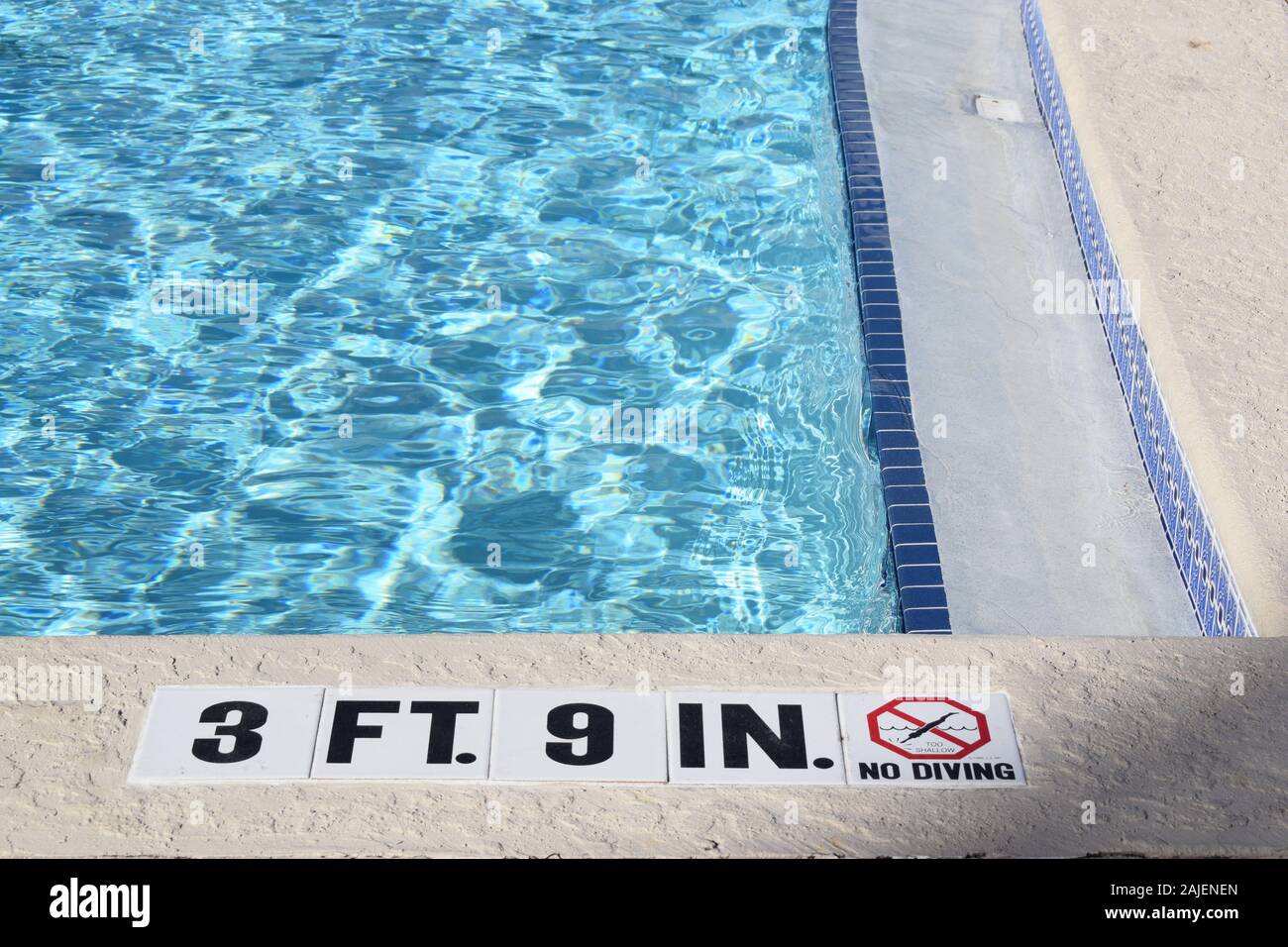 La partie peu profonde d'une piscine en béton avec un "pas de plongée'. Banque D'Images