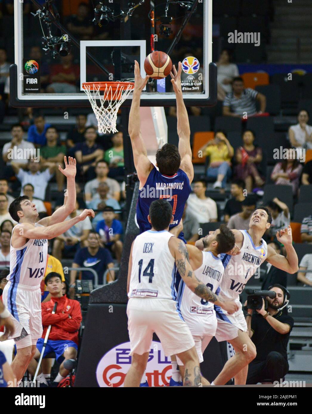 Boban Marjanovic (Serbie) attraper un rebond offensif contre l'Argentine. Coupe du monde de basket-ball de Chine 2019, deuxième tour Banque D'Images