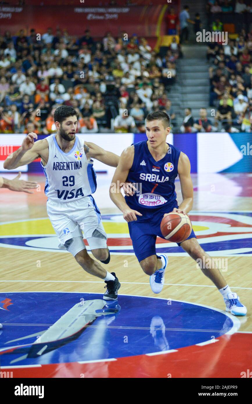 Bogdan Bogdanovic (Serbie) et Patricio Garino (Argentine). Coupe du Monde de Basket-ball de la FIBA, Chine 2019, 1/4 de finale Banque D'Images