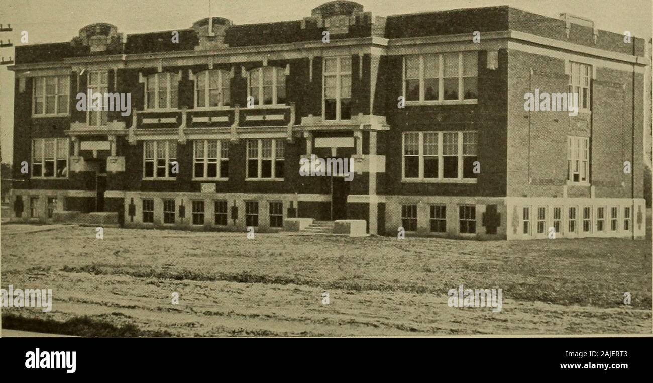 Le canton et community high school, dans l'Illinois, mouvement . A. EAST LYNN TOWNSHIP HIGH SCHOOL.. B. GEORGETOWN TOWNSHIP HIGH SCHOOL. BUREAU INTERNATIONAL D'ÉDUCATION. BULLETIN, 1917. N° 35 PLANCHE 5. iiiiinWylJf Si iHk - ?      - 1.i-.-J-J- ••• {"- ! L 1 je mtam ." b i l LiJL^   J je le lieutenant.rt i nn j ... ... A. NOUVEAU GYMNASE BUILDING, Deerfield (Highland Park) VILLE-NAVIRES HIGH SCHOOL. Banque D'Images