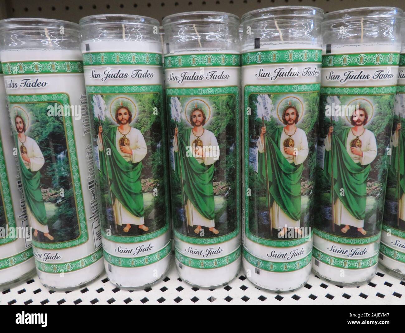 Une ligne de prière adoration des bougies avec l'image de saint Jude. Banque D'Images Une ligne de prière adoration des bougies avec l'image de saint Jude. Banque D'Images