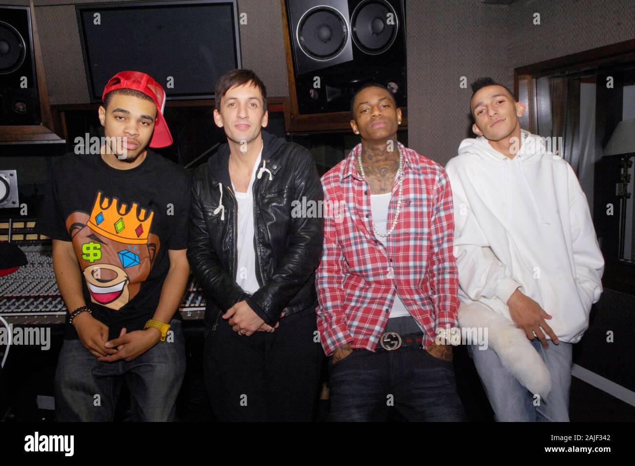 (L-R) Les producteurs Bei Maejor, Clinton Sparks, rappeur Deandre Way aka Soulja Boy et Khleo T à un studio d'enregistrement le 5 février 2010 à Los Angeles, Californie. Banque D'Images