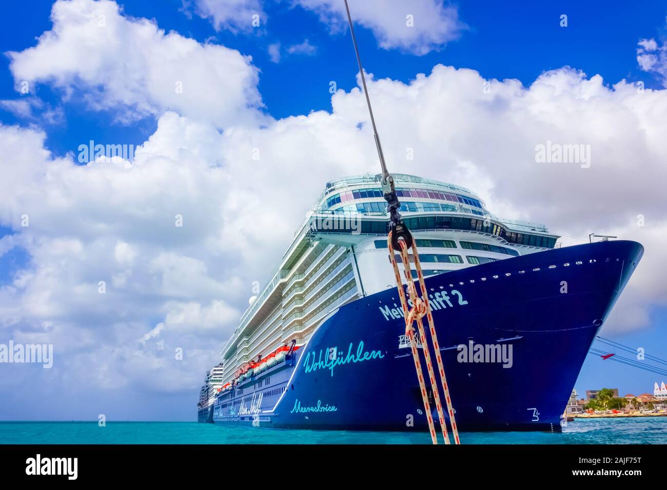 Oranjestad, Aruba - décembre 4, 2019 : Le bateau de croisière Mein Schiff 2 amarré à l'île d'Aruba Banque D'Images