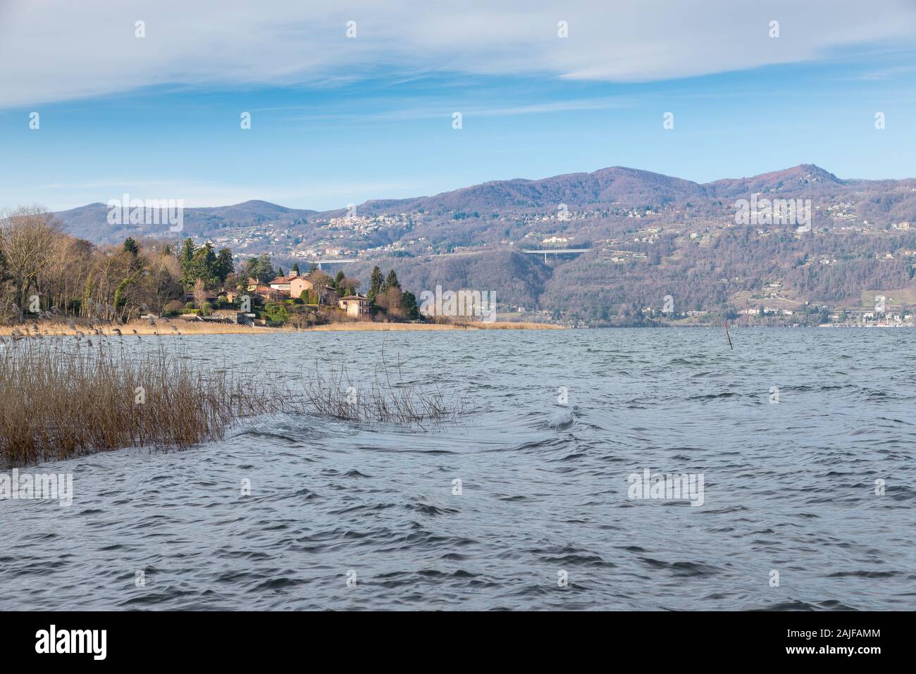 Grand lac d'Europe en hiver. Le lac Majeur (Lago Maggiore), Italie. Panorama du golfe de Quassa et le village de Ranco Banque D'Images