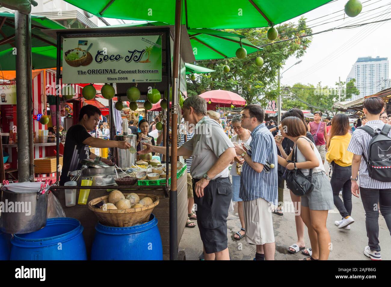 Bangkok, Thaïlande - 2 novembre 2019 : On peut voir des gens qui achètent de la glace à la noix de coco au marché du week-end de Chatuchak. Banque D'Images