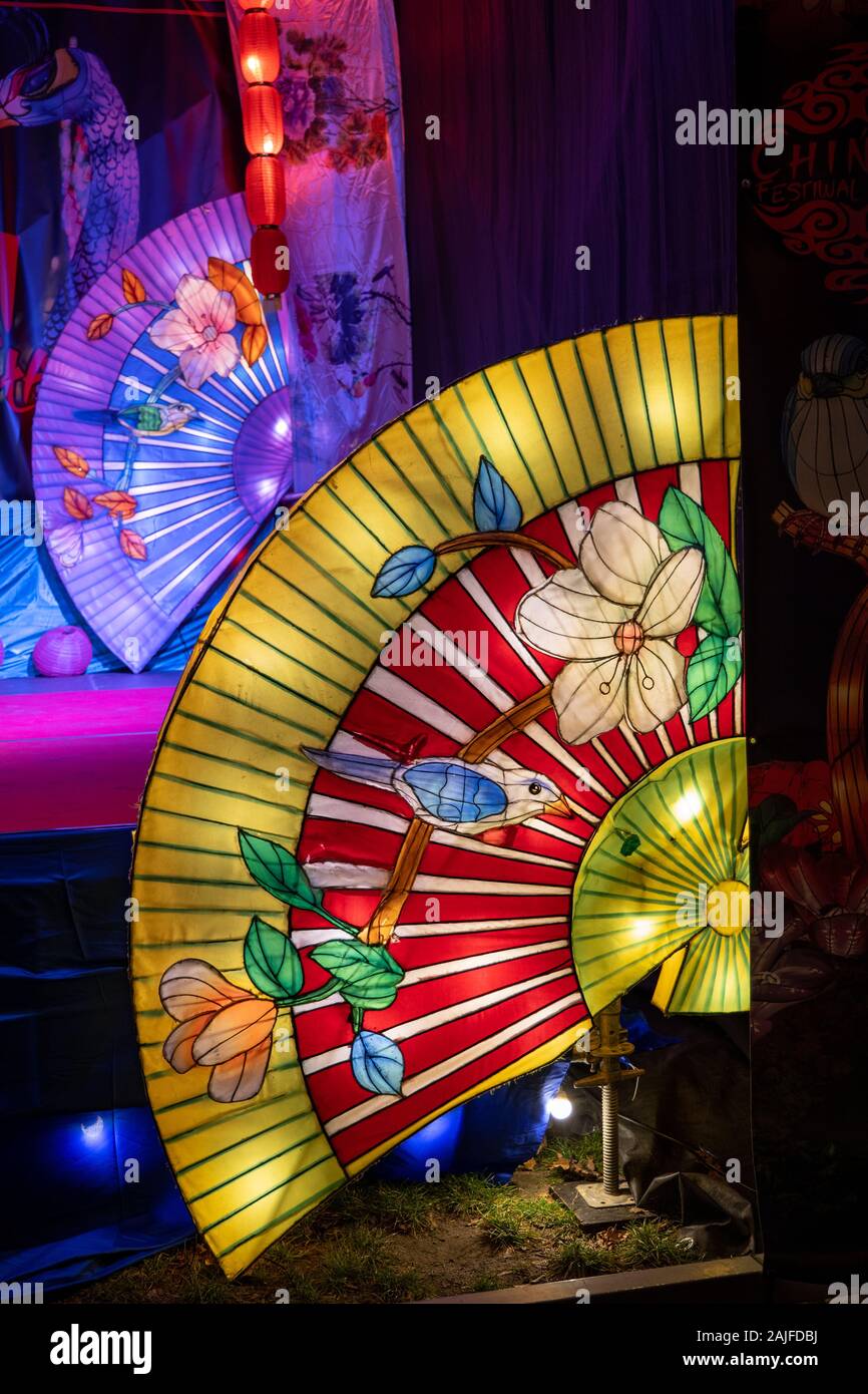Varsovie, Pologne - 16 décembre 2019 : oiseau et fleurs motif sur un grand ventilateur au festival lumière chinois Banque D'Images
