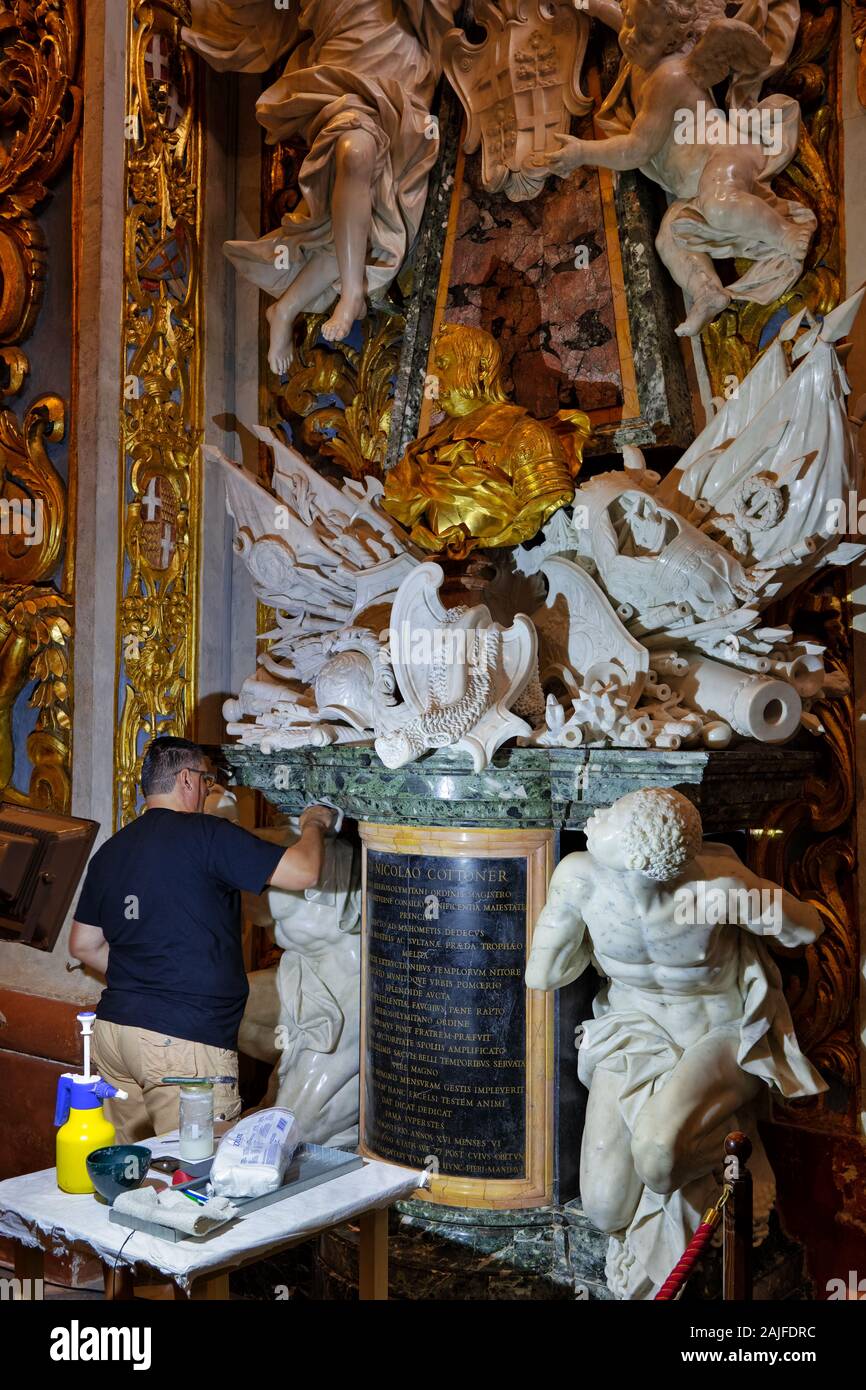 À l'homme de travaux de restauration à chapelle de co-cathédrale Saint-Jean à La Valette, Malte, haut baroque église cathédrale Banque D'Images