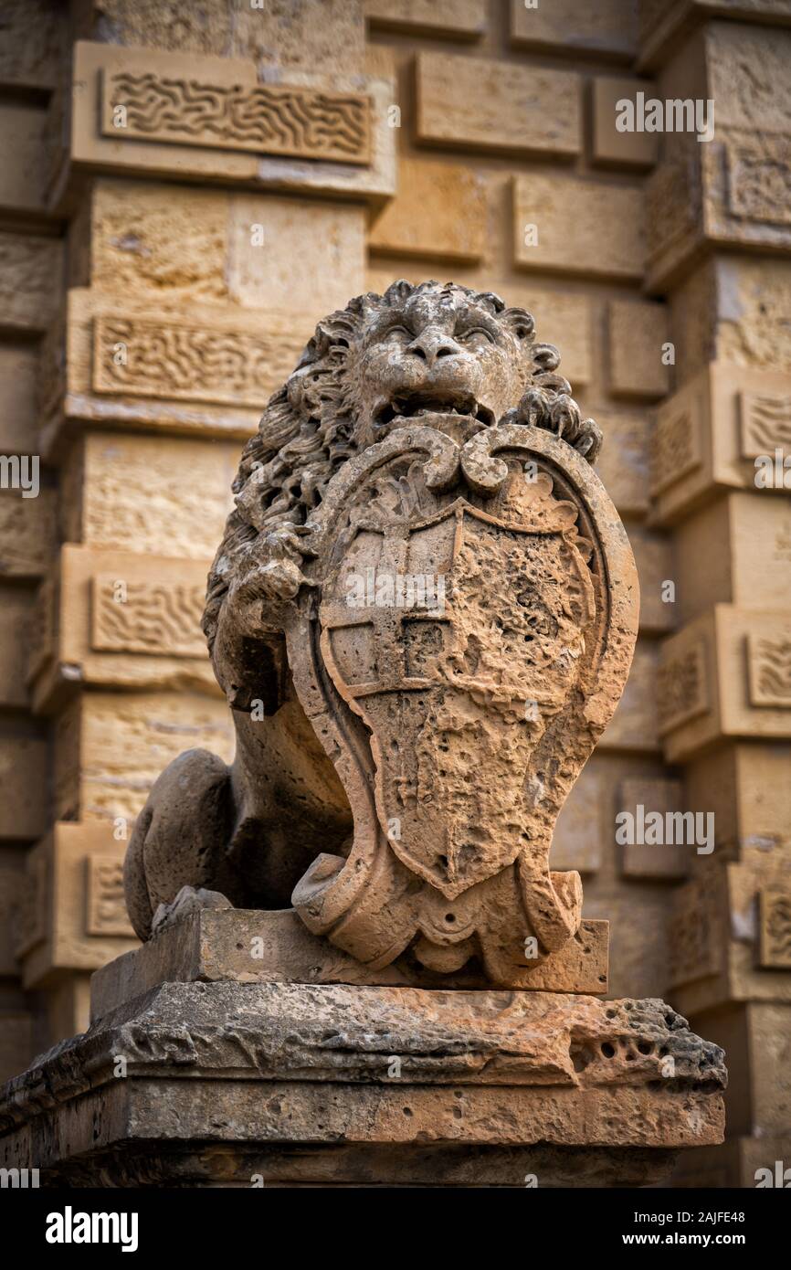 Sculpture lion tenant le blason de Vilhena à Mdina Gate pour la ville silencieuse, de Malte, de l'Europe Banque D'Images