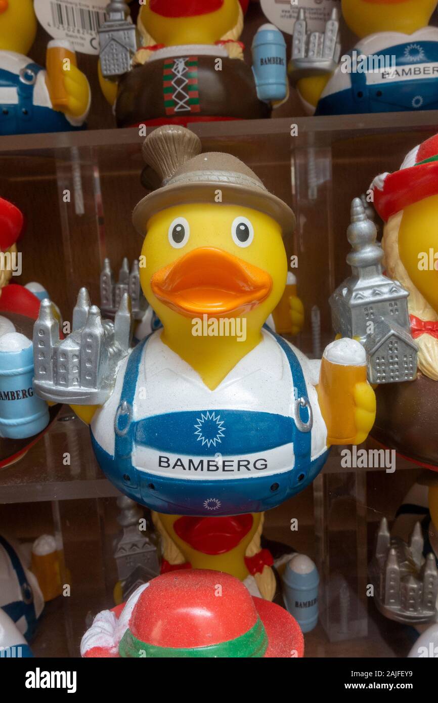 Bamberg de canard ornemental vêtu de léderhosen dans une boutique touristique à Bamberg, Haute-Franconie, Allemagne. Banque D'Images