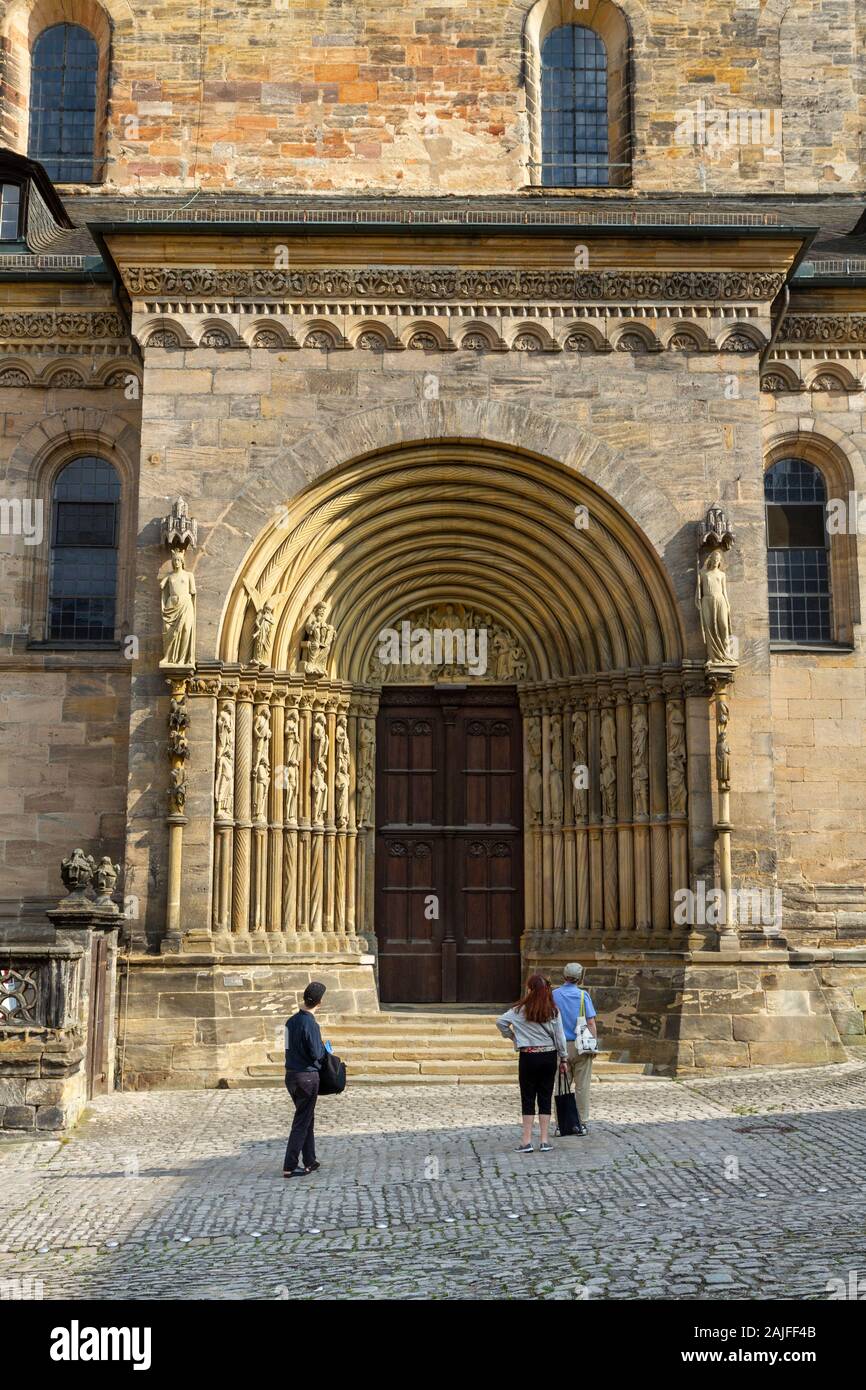 Imposante porte latérale à Bamberger Dom (cathédrale de Bamberg) à Bamberg, Haute-Franconie, Allemagne. Banque D'Images