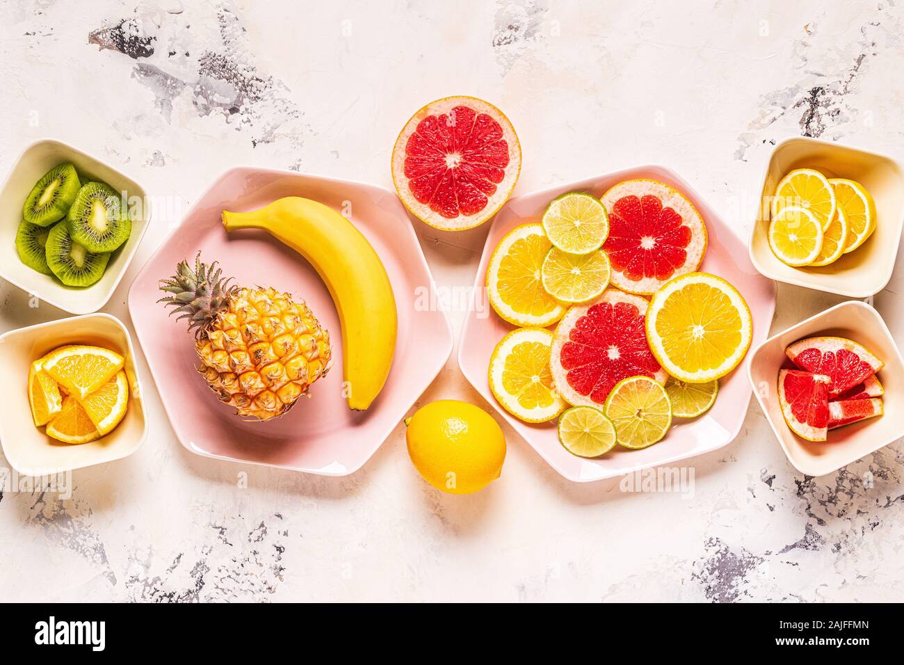 Ensemble de fruits tropicaux et les tranches sur des plaques, vue d'en haut. Banque D'Images