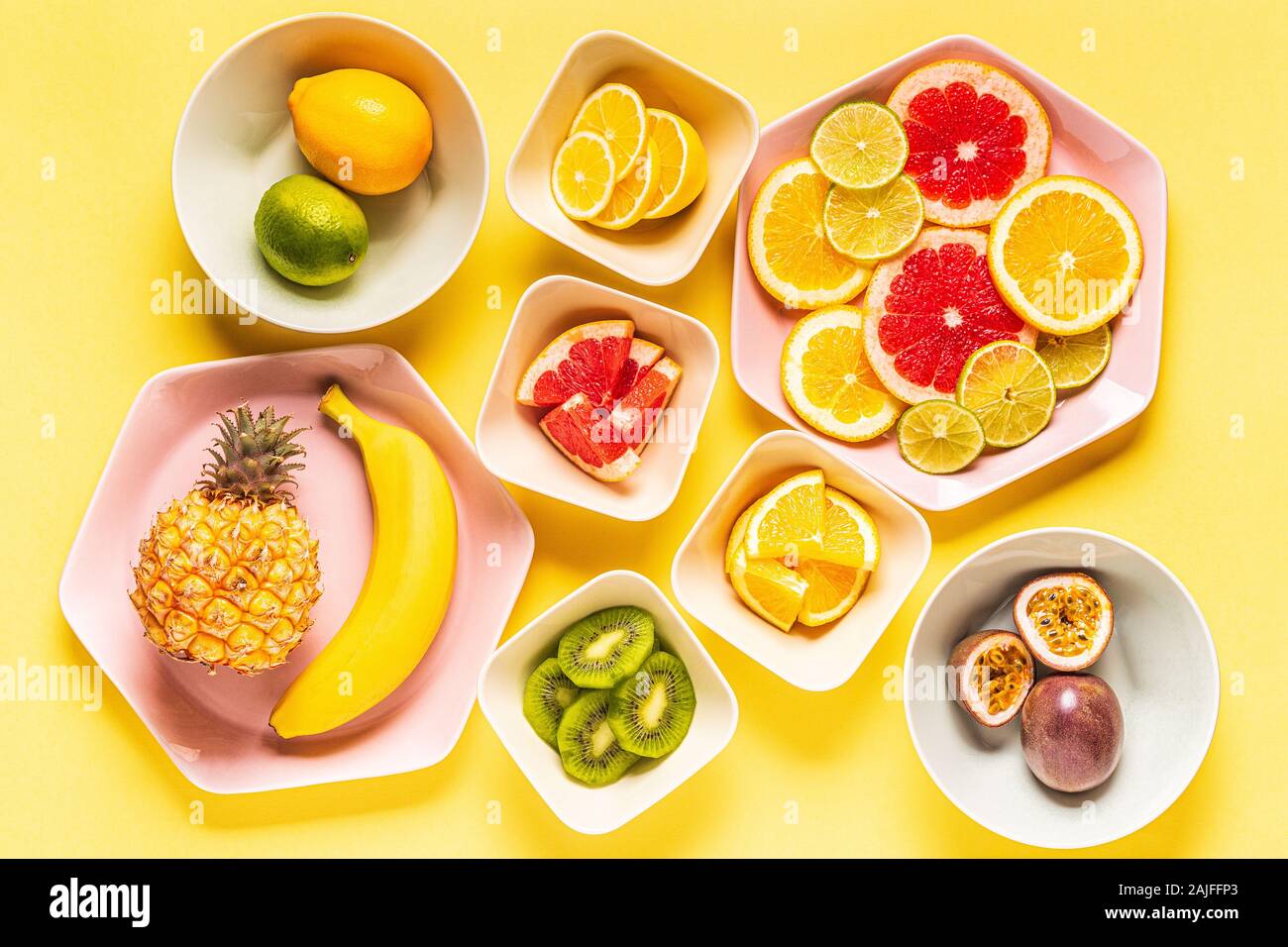 Ensemble de fruits tropicaux et les tranches sur des plaques, vue d'en haut. Banque D'Images