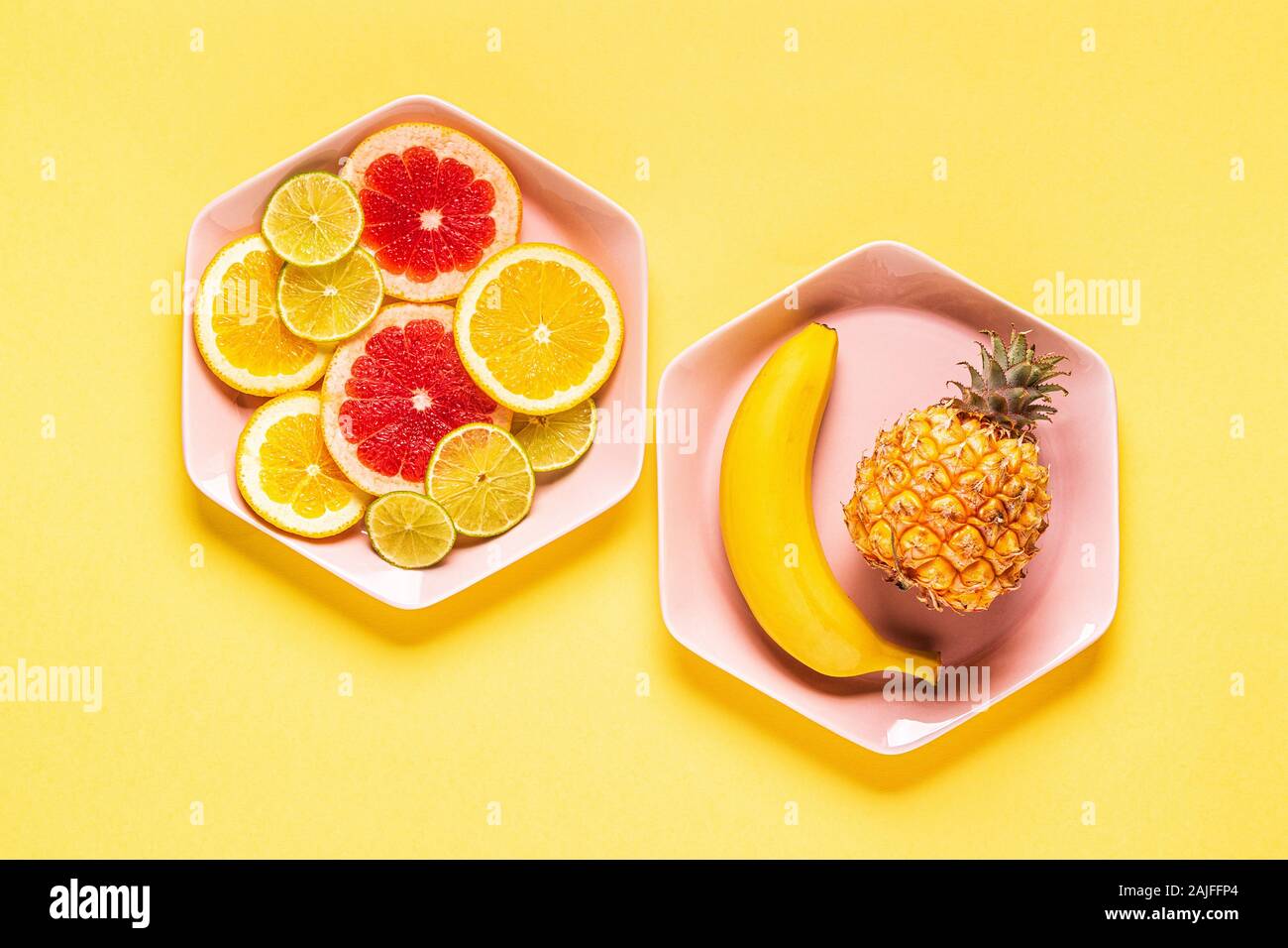Ensemble de fruits tropicaux et les tranches sur des plaques, vue d'en haut. Banque D'Images