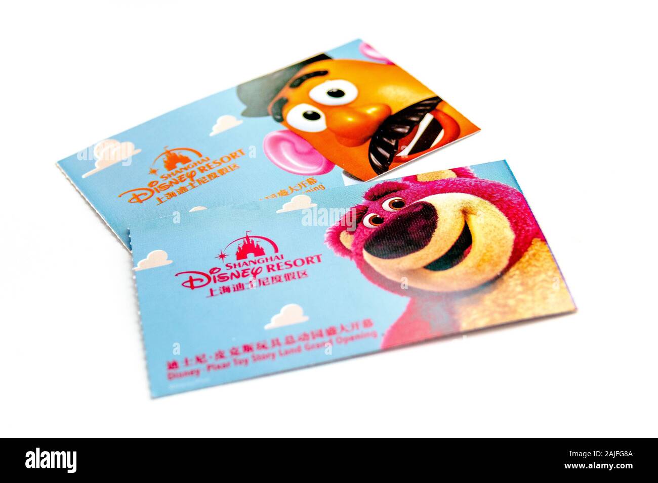 SHANGHAI, CHINE - 15 MAI 2018 : Les billets de Shanghai Disneyland est une destination touristique célèbre et populaire destination de vacances familiales en Chine. Isolé sur une brindille Banque D'Images