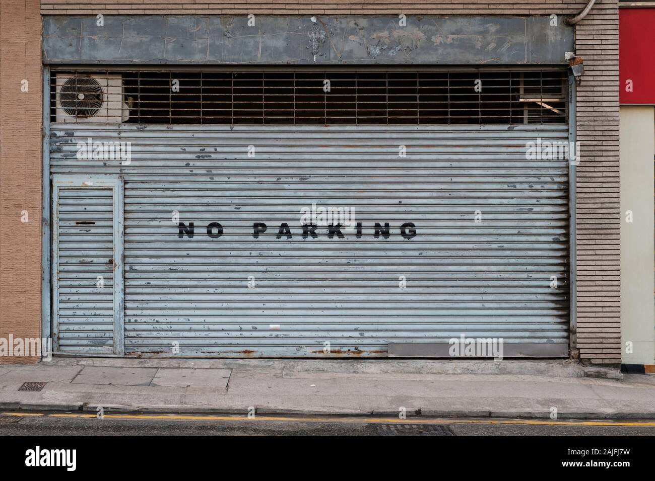 Obturateur fermé boutique ou magasin en disant avant il n'y a pas de parking Banque D'Images